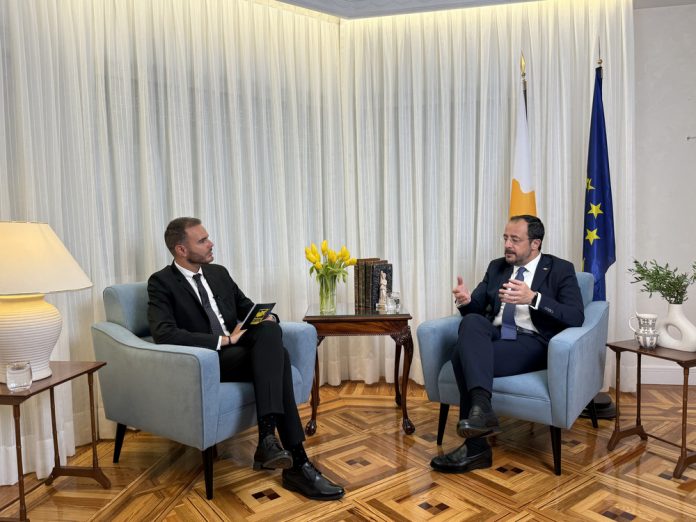 El escritor David Castillo logra entrevistar al presidente de la República de Chipre