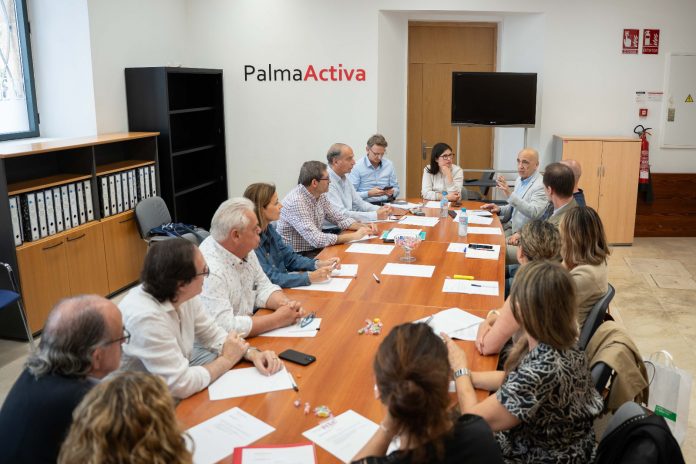 Cort expone la nueva ordenanza cívica y presenta mejoras en la plaza del Mercat ante el Consejo Municipal de Comercio