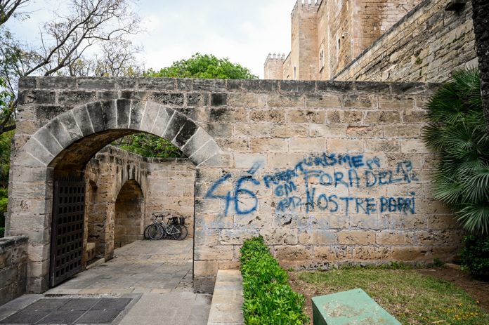 Eliminadas las pintadas vandálicas en s’Hort del Rei y la Almudaina