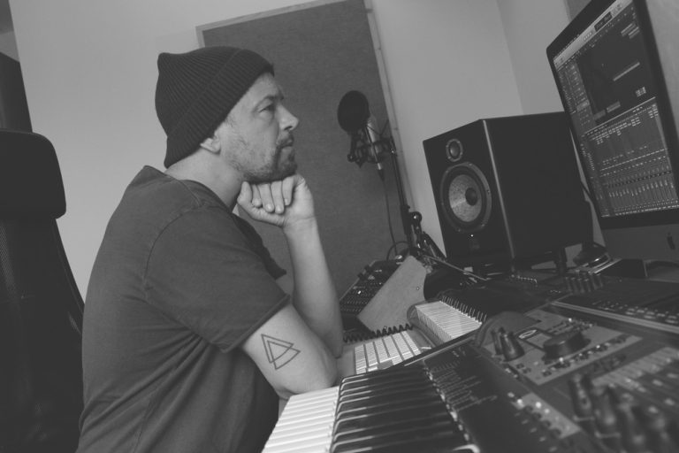 HITTO: “Intento crear música con alma, respetando las raíces del jazz, Chicago y Detroit”