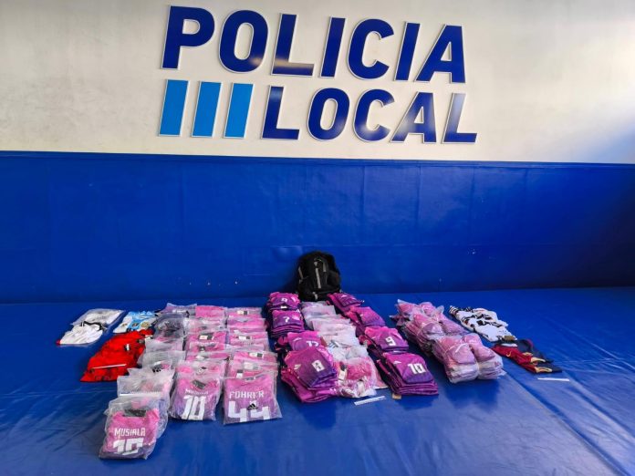 La Policía Local interviene 178 prendas deportivas procedentes de la venta ambulante ilegal en Platja de Palma