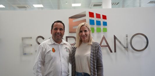 Grupo Escribano suma esfuerzos con el programa ORIENTA de USO y SOIB para fomentar la inserción laboral La empresa de reformas colaborará con este proyecto social que ofrece itinerarios personalizados para personas en búsqueda activa de empleo. Palma. 27 de mayo de 2025. Grupo Escribano se une como empresa colaboradora al proyecto ORIENTA de la Unión Sindical Obrera (USO), una iniciativa de orientación laboral integral cofinanciada por el Servicio de Ocupación de las Illes Balears (SOIB) y el Fondo Social Europeo Plus (FSE+). Esta colaboración permitirá que personas participantes en el programa puedan acceder a procesos de selección adaptados a los perfiles que requiere la empresa de reformas. El programa ORIENTA ofrece un acompañamiento personalizado a personas desempleadas mediante itinerarios de inserción laboral que incluyen orientación profesional, mejora de competencias, intermediación con empresas y apoyo continuado. Su enfoque está centrado en adaptar cada proceso a las necesidades del usuario, garantizando así una mayor eficacia en la inserción al mundo laboral. “Para nosotros es muy importante poder contar con procesos de selección basados en la orientación previa y la motivación real de los candidatos”, señalan desde Grupo Escribano, que valora especialmente el acompañamiento que ORIENTA realiza con cada persona, así como la posibilidad de incorporar nuevos trabajadores con vocación y compromiso. La colaboración con ORIENTA refuerza el compromiso social de Grupo Escribano, que no solo apuesta por la calidad en las reformas, sino también por el empleo digno y la inclusión laboral. Desde el equipo de USO destacan la importancia de que las empresas se impliquen en este tipo de iniciativas: “Sin su compromiso, cerrar el ciclo de la inserción es imposible”. Este acuerdo permitirá generar oportunidades reales para personas que buscan empleo y, al mismo tiempo, cubrir necesidades de personal cualificado en sectores como la construcción, la pintura o la rehabilitación de fachadas.