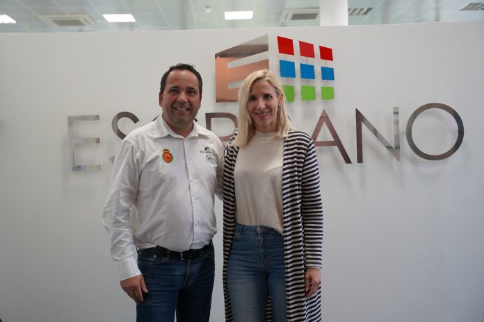 Grupo Escribano suma esfuerzos con el programa ORIENTA de USO y SOIB para fomentar la inserción laboral La empresa de reformas colaborará con este proyecto social que ofrece itinerarios personalizados para personas en búsqueda activa de empleo. Palma. 27 de mayo de 2025. Grupo Escribano se une como empresa colaboradora al proyecto ORIENTA de la Unión Sindical Obrera (USO), una iniciativa de orientación laboral integral cofinanciada por el Servicio de Ocupación de las Illes Balears (SOIB) y el Fondo Social Europeo Plus (FSE+). Esta colaboración permitirá que personas participantes en el programa puedan acceder a procesos de selección adaptados a los perfiles que requiere la empresa de reformas. El programa ORIENTA ofrece un acompañamiento personalizado a personas desempleadas mediante itinerarios de inserción laboral que incluyen orientación profesional, mejora de competencias, intermediación con empresas y apoyo continuado. Su enfoque está centrado en adaptar cada proceso a las necesidades del usuario, garantizando así una mayor eficacia en la inserción al mundo laboral. “Para nosotros es muy importante poder contar con procesos de selección basados en la orientación previa y la motivación real de los candidatos”, señalan desde Grupo Escribano, que valora especialmente el acompañamiento que ORIENTA realiza con cada persona, así como la posibilidad de incorporar nuevos trabajadores con vocación y compromiso. La colaboración con ORIENTA refuerza el compromiso social de Grupo Escribano, que no solo apuesta por la calidad en las reformas, sino también por el empleo digno y la inclusión laboral. Desde el equipo de USO destacan la importancia de que las empresas se impliquen en este tipo de iniciativas: “Sin su compromiso, cerrar el ciclo de la inserción es imposible”. Este acuerdo permitirá generar oportunidades reales para personas que buscan empleo y, al mismo tiempo, cubrir necesidades de personal cualificado en sectores como la construcción, la pintura o la rehabilitación de fachadas.