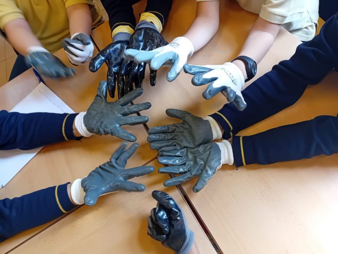 Jornada de limpieza simbólica en Pere Garau con alumnos del colegio Sant Francesc d’Assís