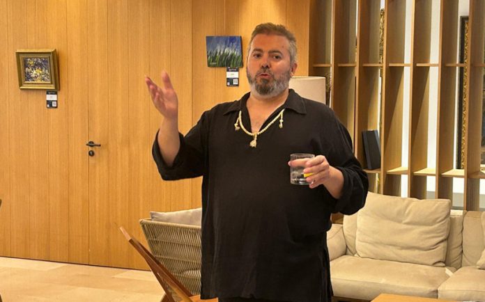 Gil Miró exhibe su visión impresionista de Mallorca en el Hotel Saratoga La exposición, organizada por Exposia, reúne óleos sobre paisajes emblemáticos de la isla y podrá visitarse hasta el 9 de junio con entrada libre Palma, 4 de junio de 2025. El Hotel Saratoga de Palma acoge estos días la nueva exposición del artista multidisciplinario Gil Miró, quien presenta una cuidada colección de pinturas al óleo que capturan la esencia del paisaje mallorquín desde una mirada impresionista. Organizada por Exposia, la muestra estará abierta al público hasta el 9 de junio, todos los días de 9 a 22 horas, con entrada libre. La exposición coincide con el lanzamiento de su nueva web, www.gilmiroart.com, donde el público puede descubrir toda la producción artística del autor, que abarca desde pintura tradicional hasta arte digital, fotografía creativa, arte poético, diseño gráfico, dibujo y técnicas orientales como el Sumi-E, basado en la tinta china. Un homenaje a los colores de la isla En esta serie de obras, Gil Miró retrata con pinceladas sueltas y texturas ricas paisajes emblemáticos como Valldemossa, Formentor o el Torrente de Pareis, resaltando los matices cromáticos que caracterizan la luz y la naturaleza de Mallorca. “Los colores de la isla tienen un filtro especial que los hace aptos para ser captados en el lienzo destacando su singularidad”, afirma el artista. “Esta exposición es el resultado de mi interacción con la pintura en los últimos 20 años”, explica Gil Miró, quien reconoce la influencia de grandes maestros en su formación, como Mercedes Laviña, Joan Orell, Basilio Escudero, Onofre Prohens, y los escultores Mateu Forteza y Amelia García. Trayectoria creativa y proyección internacional Además de su trabajo pictórico, Gil Miró desarrolla una intensa actividad como asesor publicitario, creativo gráfico y docente de arte. Ha producido exitosas colecciones de arte digital como Palma DigitArt, Mallorca DigitArt y New York DigitArt, que han sido expuestas en múltiples salas de Mallorca, Madrid, Barcelona y Nueva York. Con esta nueva muestra en el Hotel Saratoga, Gil Miró invita al público a contemplar la belleza de Mallorca a través del color, la luz y la emoción del trazo, en una propuesta íntima que conecta arte y territorio desde una sensibilidad contemporánea y profundamente arraigada en lo local.