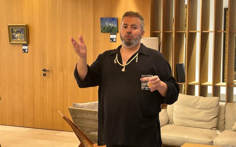 Gil Miró exhibe su visión impresionista de Mallorca en el Hotel Saratoga La exposición, organizada por Exposia, reúne óleos sobre paisajes emblemáticos de la isla y podrá visitarse hasta el 9 de junio con entrada libre Palma, 4 de junio de 2025. El Hotel Saratoga de Palma acoge estos días la nueva exposición del artista multidisciplinario Gil Miró, quien presenta una cuidada colección de pinturas al óleo que capturan la esencia del paisaje mallorquín desde una mirada impresionista. Organizada por Exposia, la muestra estará abierta al público hasta el 9 de junio, todos los días de 9 a 22 horas, con entrada libre. La exposición coincide con el lanzamiento de su nueva web, www.gilmiroart.com, donde el público puede descubrir toda la producción artística del autor, que abarca desde pintura tradicional hasta arte digital, fotografía creativa, arte poético, diseño gráfico, dibujo y técnicas orientales como el Sumi-E, basado en la tinta china. Un homenaje a los colores de la isla En esta serie de obras, Gil Miró retrata con pinceladas sueltas y texturas ricas paisajes emblemáticos como Valldemossa, Formentor o el Torrente de Pareis, resaltando los matices cromáticos que caracterizan la luz y la naturaleza de Mallorca. “Los colores de la isla tienen un filtro especial que los hace aptos para ser captados en el lienzo destacando su singularidad”, afirma el artista. “Esta exposición es el resultado de mi interacción con la pintura en los últimos 20 años”, explica Gil Miró, quien reconoce la influencia de grandes maestros en su formación, como Mercedes Laviña, Joan Orell, Basilio Escudero, Onofre Prohens, y los escultores Mateu Forteza y Amelia García. Trayectoria creativa y proyección internacional Además de su trabajo pictórico, Gil Miró desarrolla una intensa actividad como asesor publicitario, creativo gráfico y docente de arte. Ha producido exitosas colecciones de arte digital como Palma DigitArt, Mallorca DigitArt y New York DigitArt, que han sido expuestas en múltiples salas de Mallorca, Madrid, Barcelona y Nueva York. Con esta nueva muestra en el Hotel Saratoga, Gil Miró invita al público a contemplar la belleza de Mallorca a través del color, la luz y la emoción del trazo, en una propuesta íntima que conecta arte y territorio desde una sensibilidad contemporánea y profundamente arraigada en lo local.