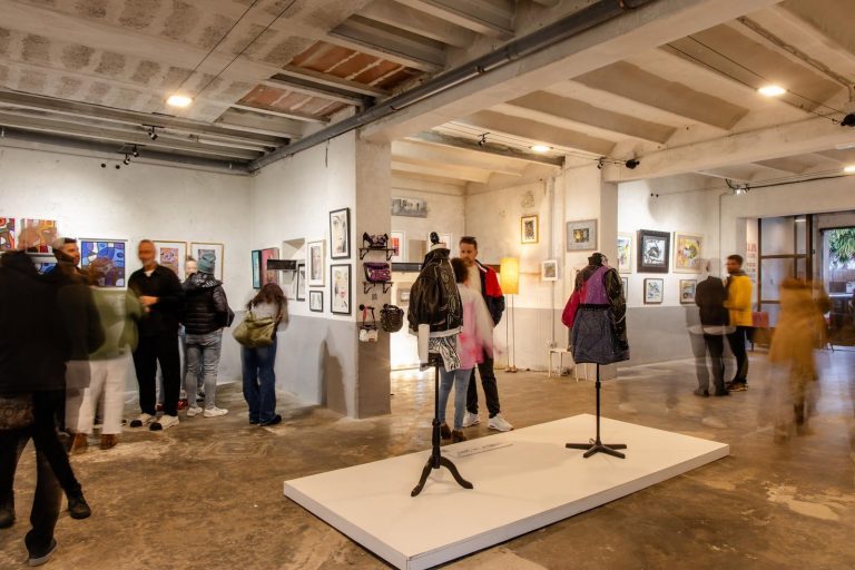 La exposición “Mar de Arte” reúne a nueve artistas con una fuente de inspiración común: el mar