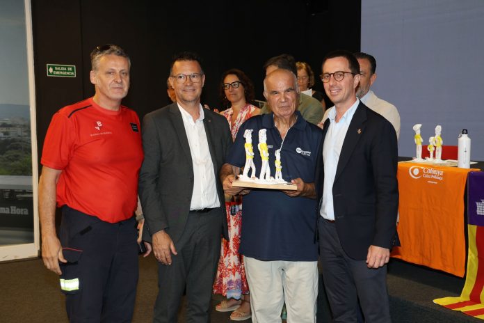 El Grup Güell entrega un siurell de plata a los Bomberos de Mallorca por su labor solidaria en la DANA de Valencia