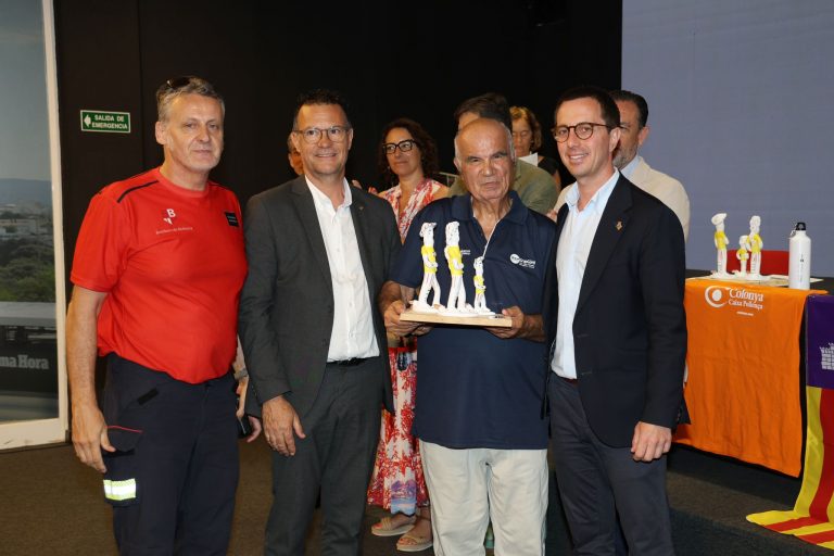 El Grup Güell entrega un siurell de plata a los Bomberos de Mallorca por su labor solidaria en la DANA de Valencia