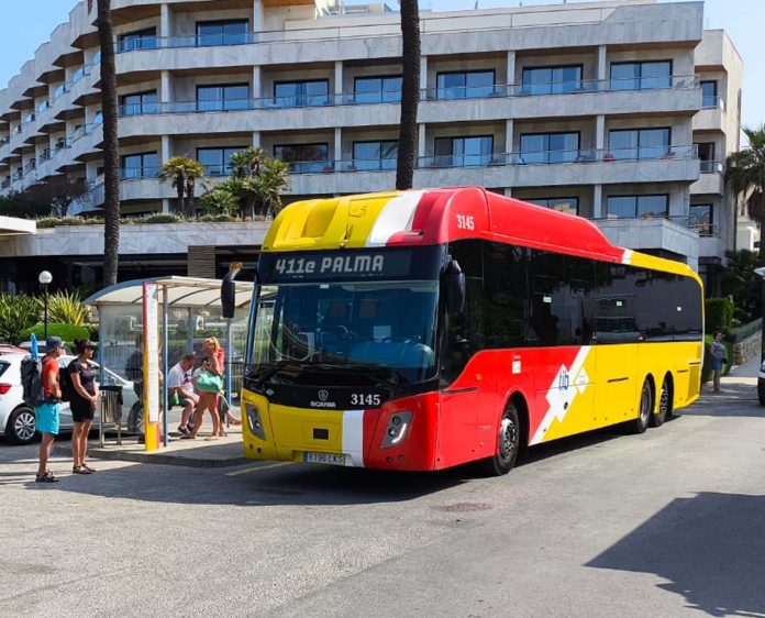 El Govern lanza una nueva línea exprés del TIB entre Cala Rajada y Palma a partir del 11 de junio El nuevo servicio semidirecto permitirá ahorrar hasta 30 minutos por trayecto y contará con ocho expediciones diarias por sentido. Palma, 6 de junio. A partir del miércoles 11 de junio, el transporte interurbano TIB pondrá en marcha la nueva línea exprés 411e que conectará Cala Rajada, Capdepera, Artà y Sant Llorenç con Palma sin necesidad de realizar transbordo en Manacor. Con esta medida, los usuarios de estas localidades podrán ahorrar hasta 30 minutos por trayecto en comparación con el servicio actual. La nueva línea 411e operará todos los días de la semana, con un total de ocho expediciones por sentido. Los detalles de los horarios y el recorrido completo ya pueden consultarse en la web oficial tib.org. Además, la línea 411 que conecta Cala Rajada con Manacor ampliará su horario de servicio desde el miércoles, con una primera salida desde Manacor a las 5:40 h, mejorando así la conexión en las primeras horas del día. 🔜 Más servicios exprés en camino Está previsto que a finales de junio entre también en funcionamiento una nueva línea exprés entre Cala d'Or y Palma, completando así el despliegue de servicios rápidos para este verano. A partir del próximo año, ambas líneas exprés estarán operativas desde abril hasta octubre. 🚍 Mejoras globales en el servicio TIB La puesta en marcha de estas líneas exprés se enmarca en un conjunto de mejoras impulsadas por el Govern balear para adaptar la red del TIB al crecimiento de la demanda, que ha experimentado un aumento del 20 % durante 2024. Para ello, se han modificado los contratos de las tres concesiones de autobús de Mallorca, permitiendo incrementar la flota, mejorar horarios y ampliar los servicios Aerotib hacia el aeropuerto desde distintos municipios durante todo el año. Con esta nueva línea, el Govern reafirma su compromiso con un transporte público más ágil, directo y adaptado a las necesidades reales de la ciudadanía.
