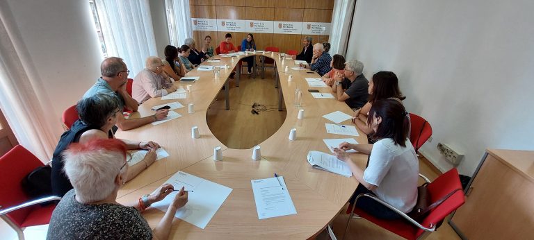 La directora general de Asuntos Sociales informa a la Xarxa d'Aliments sobre el nuevo programa de tarjetas de alimentos