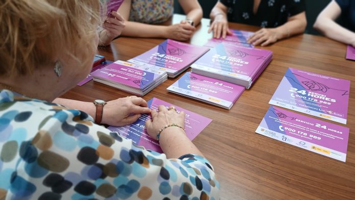 El IBDONA entrega a la ONCE material informativo en braille sobre el Servicio 24 horas para víctimas de violencia machista