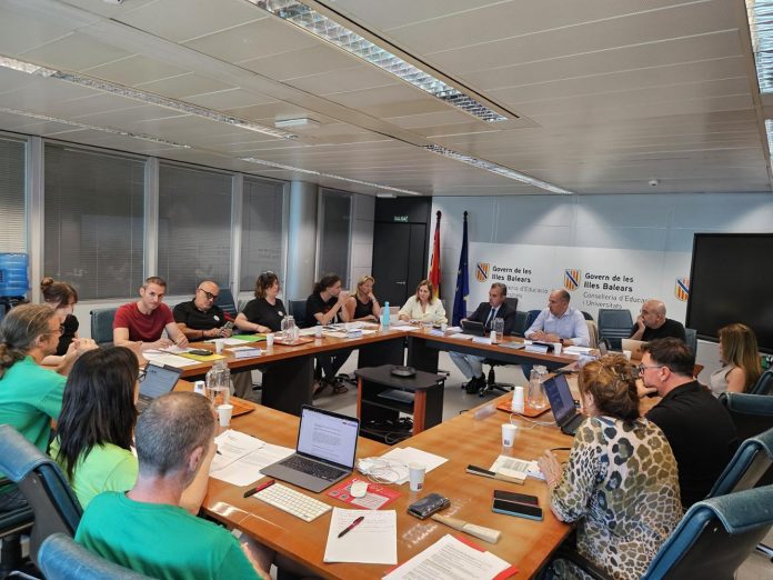 Aprobada la reducción del horario laboral del profesorado público a 35 horas semanales