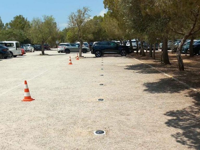 Instalan sensores inteligentes en los parkings del Parque Natural de Mondragó para controlar la ocupación en tiempo real