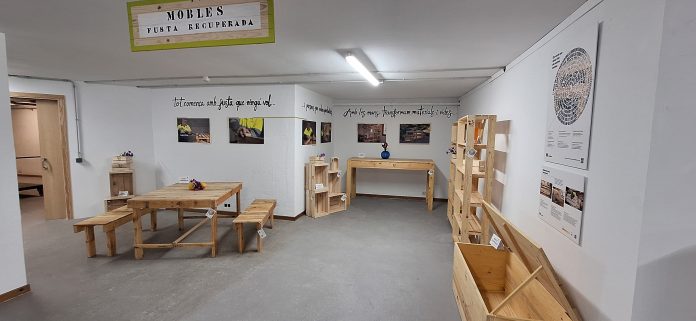 Deixalles Manacor inaugura un espacio de exposición de muebles fabricados con madera recuperada