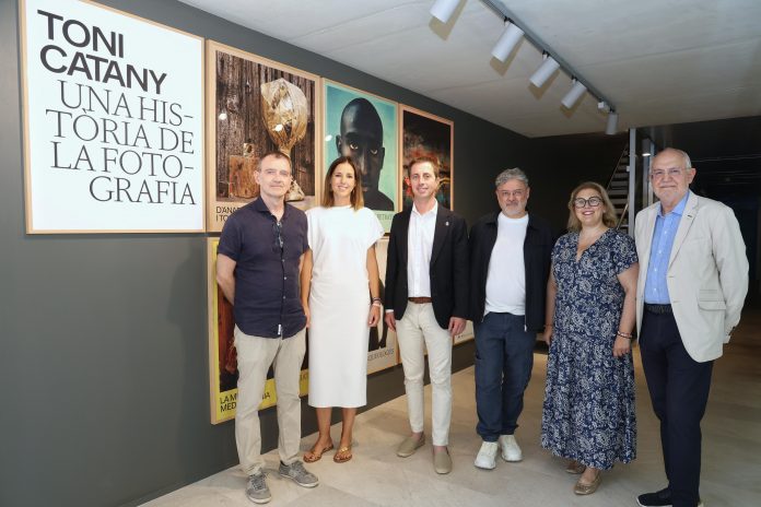 Visita el legado de Toni Catany en Llucmajor y anuncia 200.000 euros para impulsar el centro fotográfico