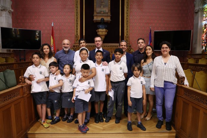 El presidente del Consell recibe a los alumnos del Colegio Balmes, finalistas del RetoTech de la Fundación Endesa
