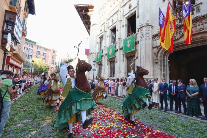 La procesión del Corpus Christi engala el centro de Palma