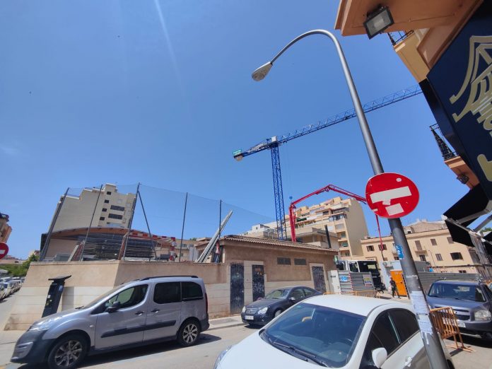 Malestar vecinal por los ruidos y horarios de las obras en el instituto de Ses Estacions