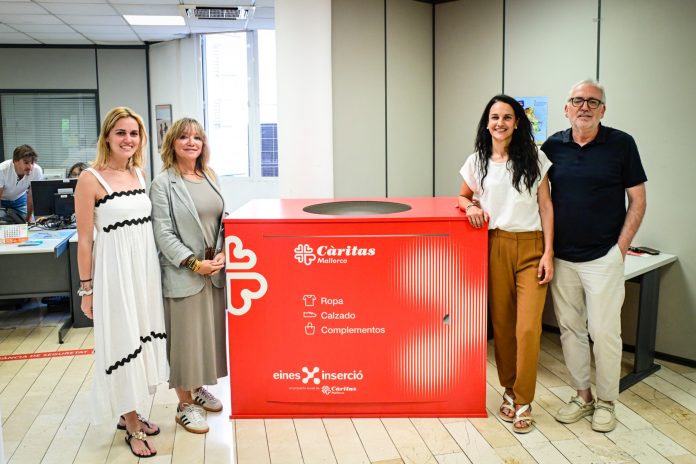 Palma y Cáritas instalan 11 contenedores de cartón para fomentar la recogida solidaria de ropa
