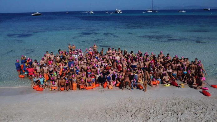 La Vuelta a Formentera Respiralia reúne a 220 nadadores en una travesía solidaria contra la fibrosis quística