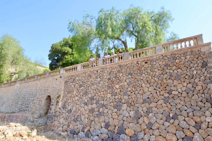 Concluye la reconstrucción de un gran muro de piedra en seco en los jardines de Raixa