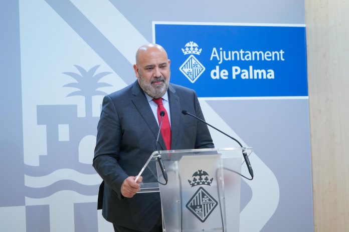 Palma convoca un concurso de ideas para construir un nuevo recinto ferial en Son Llàtzer El futuro espacio, con capacidad para 8.000 personas, busca convertirse en un motor económico, cultural y social clave para la ciudad Palma, 11 de junio de 2025. El alcalde de Palma, Jaime Martínez Llabrés, ha presentado este miércoles las bases del Concurso de Anteproyectos Arquitectónicos que permitirá diseñar el futuro Recinto Ferial de Palma, una infraestructura clave dentro del plan estratégico Palma Culture and Innovation Bay. La Junta de Govern ha dado luz verde a esta convocatoria que busca seleccionar, mediante un jurado, una propuesta innovadora, sostenible y de alta calidad arquitectónica. El recinto se ubicará junto al Hospital de Son Llàtzer, en el barrio de Son Ferriol, una zona con buena conectividad que se verá reforzada con la futura línea de tren Palma–Llucmajor. El edificio tendrá entre 18.000 y 20.000 m², una altura máxima de 20 metros y capacidad para unas 8.000 personas. Contará con zonas expositivas interiores, salas de conferencias, espacios logísticos, áreas comerciales, restauración y un parking para entre 1.000 y 2.000 vehículos. Un impulso para la diversificación económica El alcalde ha remarcado que Palma es actualmente la única capital de provincia sin recinto ferial propio, lo que ha supuesto la pérdida de oportunidades económicas, de promoción exterior y de generación de empleo. “Este proyecto transformador servirá como conector entre la Playa de Palma y la fachada marítima, dinamizando la economía local y posicionando a Palma en el circuito nacional e internacional de ferias y congresos”, ha declarado. El nuevo recinto podrá albergar ferias como Horeca, la Feria Internacional de Arte Contemporáneo o eventos turísticos y constructivos. Se priorizará un diseño polivalente y adaptable, con capacidad de acoger eventos simultáneos y una apuesta clara por la movilidad sostenible, la biodiversidad y la integración paisajística. Jurado y plazos El jurado estará presidido por el alcalde e incluirá representantes municipales, técnicos de urbanismo e infraestructuras, arquitectos de prestigio, representantes vecinales y del tejido empresarial, además de profesionales designados por los colegios oficiales. El concurso es anónimo, abierto y de una sola fase, y el plazo para presentar propuestas finaliza el 30 de septiembre de 2025. El presupuesto de licitación para la redacción del proyecto y dirección de obra asciende a 2,7 millones de euros, con una inversión total estimada de 40 millones. Se han destinado 55.000 euros en premios, financiados por el Impuesto de Turismo Sostenible. Reapertura del bar y tienda del Casal Solleric En paralelo, el alcalde ha anunciado la licitación para recuperar los espacios de bar y tienda-librería del Casal Solleric, cerrados desde 2020 y 2014 respectivamente. El objetivo es revitalizar el edificio histórico con una oferta cultural y comercial completa. Se licitarán en dos lotes por un periodo inicial de cuatro años, prorrogables por otros cuatro. El canon anual mínimo será de 47.309 euros para el bar y 5.040 euros para la tienda-librería, que volverá a centrarse en publicaciones artísticas y materiales vinculados a las exposiciones del centro. “El Casal Solleric, con su privilegiada ubicación en el Passeig del Born, debe volver a ser un punto de encuentro cultural vivo, con servicios a la altura del creciente interés del público”, ha concluido Martínez Llabrés.