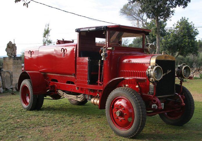 Palma adquiere el primer coche de bomberos de su historia: un Hispano Suiza Auto Tanc 40/50 de principios del siglo XX
