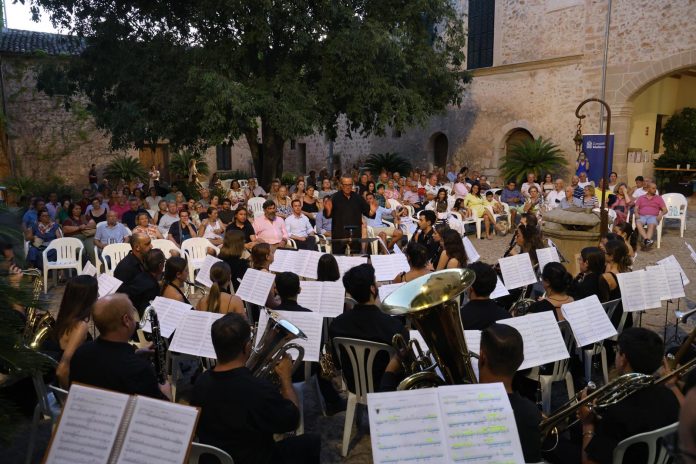 Raixa inaugura sus “Nits d’estiu” con la Banda Municipal de Música de Santanyí