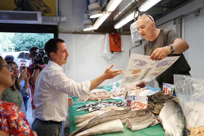 El Consell presenta en Pere Garau la campaña «Peces y marisco del mar balear» para fomentar el consumo responsable y divulgar el patrimonio marinero