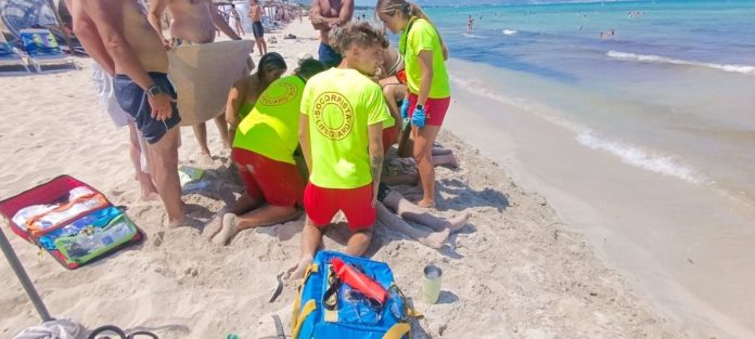 Salvan la vida a un turista alemán tras ahogarse en la Playa de Muro