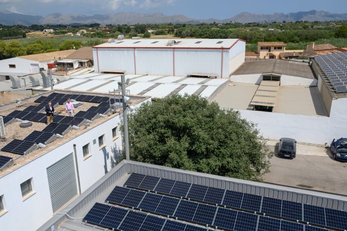 Placas solares en el Parque de Bomberos de Alcúdia para mejorar la eficiencia energética