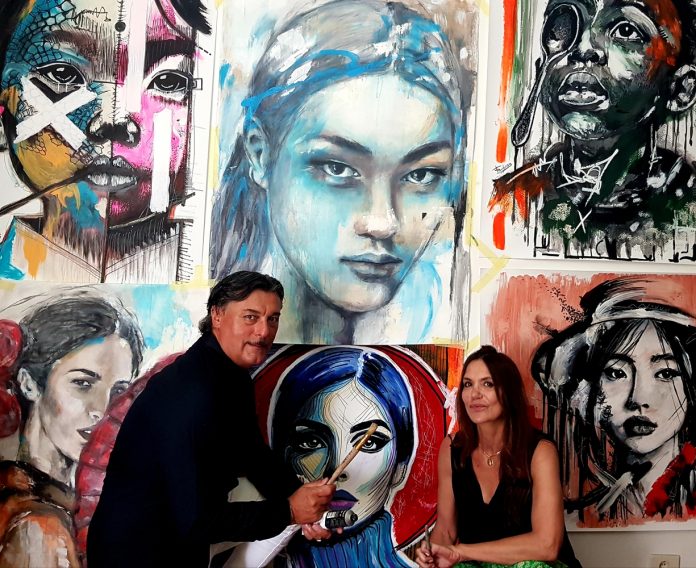 Asun Glez y Franck Sastre: el arte como denuncia y compromiso social El Hotel Artmadams de Palma celebra su 25º aniversario con obras del dúo artístico, que también prepara exposiciones internacionales y una subasta solidaria a favor de HADAS Kids Mallorca. Palma. 29 de julio de 2025. El arte comprometido será protagonista este verano en Palma con motivo del 25º aniversario del Hotel Artmadams, que celebrará la efeméride con un evento especial en el que abrirá al público su colección privada. Entre las obras que forman parte de este valioso fondo artístico se encuentran cinco pinturas firmadas por Asun Glez y Franck Sastre, un dúo mallorquín cuyas creaciones conjugan belleza, crítica y sensibilidad social. La familia propietaria del hotel adquirió estas piezas como parte de su apoyo continuado al arte contemporáneo hecho en Mallorca, en una colección que reúne obras de numerosos artistas locales. Arte con causa El compromiso de Sastre y Glez con el arte social va mucho más allá de las paredes del hotel. El próximo 6 de octubre, Franck Sastre participará junto a otros artistas de la isla en una subasta solidaria en el Hotel Saratoga, cuyas recaudaciones irán destinadas a la Fundación HADAS Kids Mallorca, un proyecto impulsado por jóvenes educadores que apoya a familias en situación de vulnerabilidad. “Con tanto corazón puesto en este proyecto, no podía quedarme al margen. El arte también es una herramienta para ayudar”, afirma Sastre, quien concibe la pintura como una forma de resistencia estética y humana. Nuevos proyectos El dúo también tiene previsto pintar un mural en un hotel de Paguera en noviembre y presentar su trabajo en “Vida Pirata”, un innovador espacio artístico de Galicia que combina arte urbano y joyería creativa. Además, estarán presentes en la galería internacional Singulart de París durante el mes de octubre, consolidando su proyección fuera de la isla. Este año presentan una propuesta singular: 16 obras separadas, 8 por cada artista, unidas bajo una misma sensibilidad temática, con especial énfasis en la crítica a las guerras, el racismo, el hambre o la desigualdad. “Muchas de estas pinturas son un grito de protesta sin levantar la voz. Hemos querido denunciar —simplemente pintando— la crueldad del mundo”, resume Sastre. Una exposición que no solo emociona, sino que interpela. Porque cuando el arte se compromete, también puede ser un espejo del dolor… y una luz para la esperanza.
