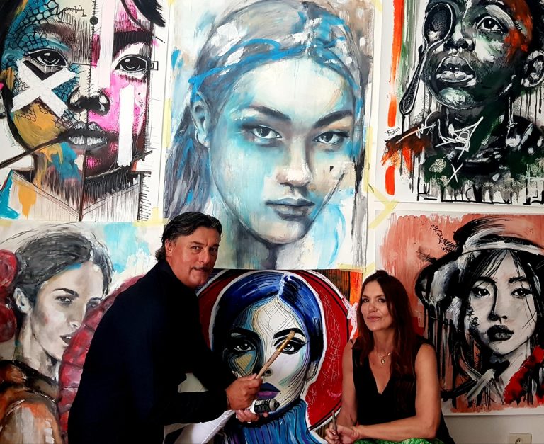 Asun Glez y Franck Sastre: el arte como denuncia y compromiso social El Hotel Artmadams de Palma celebra su 25º aniversario con obras del dúo artístico, que también prepara exposiciones internacionales y una subasta solidaria a favor de HADAS Kids Mallorca. Palma. 29 de julio de 2025. El arte comprometido será protagonista este verano en Palma con motivo del 25º aniversario del Hotel Artmadams, que celebrará la efeméride con un evento especial en el que abrirá al público su colección privada. Entre las obras que forman parte de este valioso fondo artístico se encuentran cinco pinturas firmadas por Asun Glez y Franck Sastre, un dúo mallorquín cuyas creaciones conjugan belleza, crítica y sensibilidad social. La familia propietaria del hotel adquirió estas piezas como parte de su apoyo continuado al arte contemporáneo hecho en Mallorca, en una colección que reúne obras de numerosos artistas locales. Arte con causa El compromiso de Sastre y Glez con el arte social va mucho más allá de las paredes del hotel. El próximo 6 de octubre, Franck Sastre participará junto a otros artistas de la isla en una subasta solidaria en el Hotel Saratoga, cuyas recaudaciones irán destinadas a la Fundación HADAS Kids Mallorca, un proyecto impulsado por jóvenes educadores que apoya a familias en situación de vulnerabilidad. “Con tanto corazón puesto en este proyecto, no podía quedarme al margen. El arte también es una herramienta para ayudar”, afirma Sastre, quien concibe la pintura como una forma de resistencia estética y humana. Nuevos proyectos El dúo también tiene previsto pintar un mural en un hotel de Paguera en noviembre y presentar su trabajo en “Vida Pirata”, un innovador espacio artístico de Galicia que combina arte urbano y joyería creativa. Además, estarán presentes en la galería internacional Singulart de París durante el mes de octubre, consolidando su proyección fuera de la isla. Este año presentan una propuesta singular: 16 obras separadas, 8 por cada artista, unidas bajo una misma sensibilidad temática, con especial énfasis en la crítica a las guerras, el racismo, el hambre o la desigualdad. “Muchas de estas pinturas son un grito de protesta sin levantar la voz. Hemos querido denunciar —simplemente pintando— la crueldad del mundo”, resume Sastre. Una exposición que no solo emociona, sino que interpela. Porque cuando el arte se compromete, también puede ser un espejo del dolor… y una luz para la esperanza.