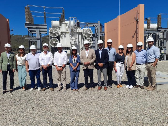Entra en funcionamiento el «Eje Sur» de Ibiza, clave para reforzar el suministro eléctrico en la isla La nueva infraestructura eléctrica sustituye líneas aéreas por un modelo soterrado más sostenible y seguro, con una inversión de 35 millones de euros. Ibiza. 21 de julio de 2025. El Govern de les Illes Balears ha anunciado la entrada en funcionamiento del «Eje Sur» de Ibiza, una infraestructura eléctrica estratégica que refuerza la seguridad y calidad del suministro en toda la isla. El proyecto, ejecutado de forma consensuada entre administraciones autonómicas, estatales y locales, ha supuesto una inversión de 35 millones de euros. Durante la visita institucional a la nueva subestación de Sant Jordi, el conseller de Empresa, Autónomos y Energía, Alejandro Sáenz de San Pedro, junto al director general de Economía Circular, Transición Energética y Cambio Climático, Diego Viu, destacaron el impacto positivo de esta obra que evita líneas aéreas y opta por un modelo soterrado, más respetuoso con el entorno y técnicamente más robusto. En el acto también participaron el presidente del Consell d’Eivissa, Vicent Marí Torres, la presidenta de Redeia, Beatriz Corredor, representantes municipales y otros cargos institucionales de la isla. Una infraestructura clave y sostenible El «Eje Sur» incluye una línea soterrada de 132 kV entre las subestaciones de Eivissa y Bossa, con un doble circuito de 4,7 km, y un nuevo parque de 132 kV junto a la subestación ya existente de Sant Jordi. Las actuaciones también contemplan la repotenciación y cambio de tensión de líneas actuales. Sáenz de San Pedro explicó que esta solución técnica sustituye al antiguo proyecto de Es Fornàs, evitando la construcción de una línea aérea que habría atravesado la isla y la subestación a la intemperie en Sant Antoni. “Este es un proyecto más sostenible y moderno, alineado con las demandas sociales y ambientales de Eivissa”, añadió. Complemento a las energías renovables La nueva infraestructura permitirá evitar situaciones de riesgo de desconexión eléctrica, especialmente en las zonas sur y oeste de la isla, y prepara el terreno para futuras mejoras como la instalación de baterías de almacenamiento en Sant Antoni, actualmente en ejecución. Estas baterías estarán plenamente integradas en la red de transporte, lo que reforzará el enlace eléctrico submarino con Mallorca y mejorará la eficiencia del sistema balear, facilitando la reducción del uso de combustibles fósiles, la disminución de emisiones de CO₂, el ahorro de costes y un mayor aprovechamiento de energías renovables. Con la puesta en servicio del «Eje Sur», Ibiza da un paso firme hacia un modelo energético más seguro, sostenible e interconectado con el resto del archipiélago y la península.