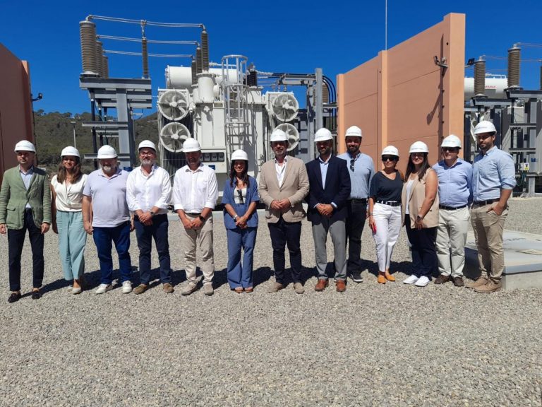 Entra en funcionamiento el «Eje Sur» de Ibiza, clave para reforzar el suministro eléctrico en la isla La nueva infraestructura eléctrica sustituye líneas aéreas por un modelo soterrado más sostenible y seguro, con una inversión de 35 millones de euros. Ibiza. 21 de julio de 2025. El Govern de les Illes Balears ha anunciado la entrada en funcionamiento del «Eje Sur» de Ibiza, una infraestructura eléctrica estratégica que refuerza la seguridad y calidad del suministro en toda la isla. El proyecto, ejecutado de forma consensuada entre administraciones autonómicas, estatales y locales, ha supuesto una inversión de 35 millones de euros. Durante la visita institucional a la nueva subestación de Sant Jordi, el conseller de Empresa, Autónomos y Energía, Alejandro Sáenz de San Pedro, junto al director general de Economía Circular, Transición Energética y Cambio Climático, Diego Viu, destacaron el impacto positivo de esta obra que evita líneas aéreas y opta por un modelo soterrado, más respetuoso con el entorno y técnicamente más robusto. En el acto también participaron el presidente del Consell d’Eivissa, Vicent Marí Torres, la presidenta de Redeia, Beatriz Corredor, representantes municipales y otros cargos institucionales de la isla. Una infraestructura clave y sostenible El «Eje Sur» incluye una línea soterrada de 132 kV entre las subestaciones de Eivissa y Bossa, con un doble circuito de 4,7 km, y un nuevo parque de 132 kV junto a la subestación ya existente de Sant Jordi. Las actuaciones también contemplan la repotenciación y cambio de tensión de líneas actuales. Sáenz de San Pedro explicó que esta solución técnica sustituye al antiguo proyecto de Es Fornàs, evitando la construcción de una línea aérea que habría atravesado la isla y la subestación a la intemperie en Sant Antoni. “Este es un proyecto más sostenible y moderno, alineado con las demandas sociales y ambientales de Eivissa”, añadió. Complemento a las energías renovables La nueva infraestructura permitirá evitar situaciones de riesgo de desconexión eléctrica, especialmente en las zonas sur y oeste de la isla, y prepara el terreno para futuras mejoras como la instalación de baterías de almacenamiento en Sant Antoni, actualmente en ejecución. Estas baterías estarán plenamente integradas en la red de transporte, lo que reforzará el enlace eléctrico submarino con Mallorca y mejorará la eficiencia del sistema balear, facilitando la reducción del uso de combustibles fósiles, la disminución de emisiones de CO₂, el ahorro de costes y un mayor aprovechamiento de energías renovables. Con la puesta en servicio del «Eje Sur», Ibiza da un paso firme hacia un modelo energético más seguro, sostenible e interconectado con el resto del archipiélago y la península.