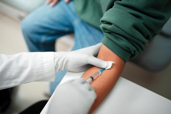 Las personas que vivieron en el Reino Unido entre 1980 y 1996 ya pueden volver a donar sangre