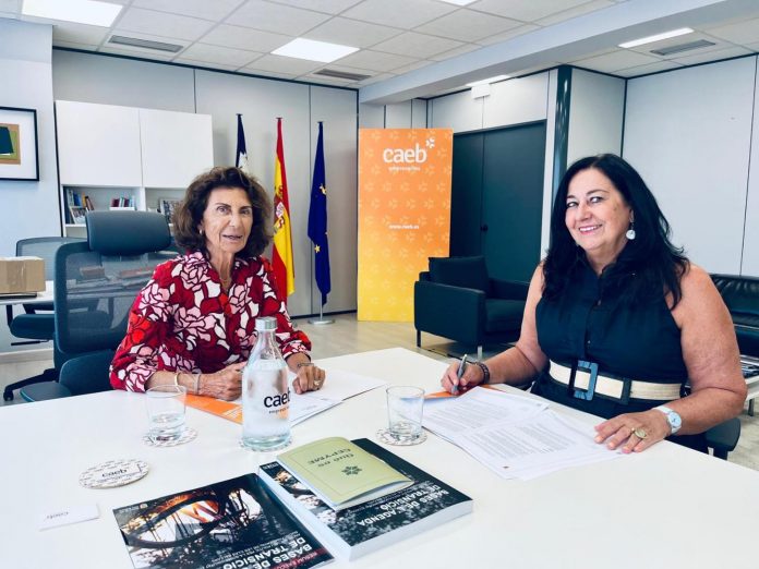 El Govern y la CAEB firman un convenio para impulsar inversiones estratégicas y mejorar la competitividad empresarial en las Illes Balears El acuerdo incluye medidas para simplificar trámites administrativos, facilitar el acceso a fondos europeos y fortalecer la colaboración público-privada. Palma, 24 de julio de 2025. La directora general de Proyectos Estratégicos, Fondos Europeos y Simplificación Administrativa, Bárbara Barceló, y la presidenta de la Confederación de Asociaciones Empresariales de Balears (CAEB), Carmen Planas, han firmado hoy un convenio de colaboración para reforzar el apoyo a las empresas de las islas, fomentar la atracción de inversiones estratégicas y mejorar la competitividad empresarial. El acuerdo establece un marco de cooperación entre el Govern y la patronal balear para desarrollar acciones conjuntas en varios ámbitos: – Refuerzo de los servicios de apoyo a empresas en la identificación e impulso de inversiones estratégicas. – Identificación de cargas administrativas y propuestas de simplificación. – Seminarios y acciones formativas para favorecer el acceso a fondos europeos y otras fuentes de financiación. – Promoción del conocimiento sobre los procesos de contratación pública entre las empresas. Una oficina técnica como punto de referencia La CAEB pondrá en marcha un servicio especializado de asesoramiento a través de su Oficina Técnica de Proyectos Empresariales, que ofrecerá apoyo tanto a empresas asociadas como no asociadas en el acceso a programas de financiación y el desarrollo de proyectos estratégicos. Esta oficina trabajará en coordinación con la Unidad Aceleradora de Proyectos Estratégicos (UAPE) del Govern, actuando como punto de referencia para iniciativas con alto potencial de transformación económica. Escucha activa y simplificación normativa El convenio también contempla la colaboración de la patronal en la identificación de barreras administrativas que afectan a las empresas y la elaboración de propuestas para simplificar normativas, mediante memorias explicativas y la participación en grupos de trabajo conjuntos. Asimismo, se prevé la organización de jornadas sectoriales para recoger de primera mano las necesidades y propuestas del tejido empresarial. Una estrategia a largo plazo Este acuerdo se enmarca en la estrategia del Govern para fortalecer la colaboración público-privada y consolidar un entorno favorable al crecimiento empresarial, la innovación y la atracción de inversiones en las islas, en línea con el Marco Estratégico de Inversiones de las Illes Balears 2030 (MEIIB30).