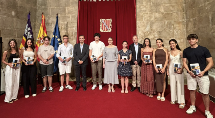Reconocimiento a los estudiantes con las mejores notas de acceso a la Universidad 2025 La presidenta Margalida Prohens y el rector de la UIB, Jaume Carot, felicitan a los alumnos con las calificaciones más altas de la PAU en Baleares Palma, 1 de julio de 2025. El Consolat de Mar ha acogido este martes el acto de reconocimiento a los alumnos con las mejores calificaciones en las Pruebas de Acceso a la Universidad (PAU) 2025 en las Illes Balears. La presidenta del Govern, Margalida Prohens, y el rector de la Universitat de les Illes Balears, Jaume Carot, han felicitado personalmente a los jóvenes por su esfuerzo, dedicación y constancia. En el acto también han participado el conseller de Educación y Universidades, Antoni Vera, el director general de Universidades, Sebastià Massanet, y la vicerrectora de Estudiantes de la UIB, Cristina Moreno, junto a familiares y profesores de los estudiantes. Durante la ceremonia se ha hecho un reconocimiento especial a los tres alumnos con mejor nota de cada isla, destacando el compromiso académico y la excelencia de los jóvenes en todo el archipiélago. La presidenta Prohens ha tenido palabras de agradecimiento para las familias y docentes, subrayando su papel clave en el desarrollo educativo del alumnado. Las notas más altas de la PAU 2025 Mallorca: Marc Gomila Planas, del IES Felanitx: 9,86 Marina Mora Verger, del colegio Santa Mònica: 9,8 Elisabet Alexandrina Jaume Lemeseva, del colegio Sant Antoni Abat de Palma: 9,8 Menorca: Andreu Moll Garcia, del IES Maria Àngels Cardona: 9,72 Isona Pino Guasch, del IES Maria Àngels Cardona: 9,64 Fèlix Coll Reynolds, del IES Biel Martí: 9,35 Eivissa: Oliveras Serra Yern, del IES Algarb: 9,64 Tanit Prats Serra, del colegio Nuestra Señora de la Consolación: 9,47 Erik Palberg Rodríguez, del IES Algarb: 9,44 Formentera: Kiara Berazategui, del IES Marc Ferrer: 8,31 Hector Jiménez Hereu, del IES Marc Ferrer: 8,31 Blanca Barsanti Autunno, del IES Marc Ferrer: 8,14 El acto ha concluido con la tradicional fotografía de grupo y una invitación a seguir trabajando con ilusión y compromiso en la nueva etapa universitaria que ahora comienza.