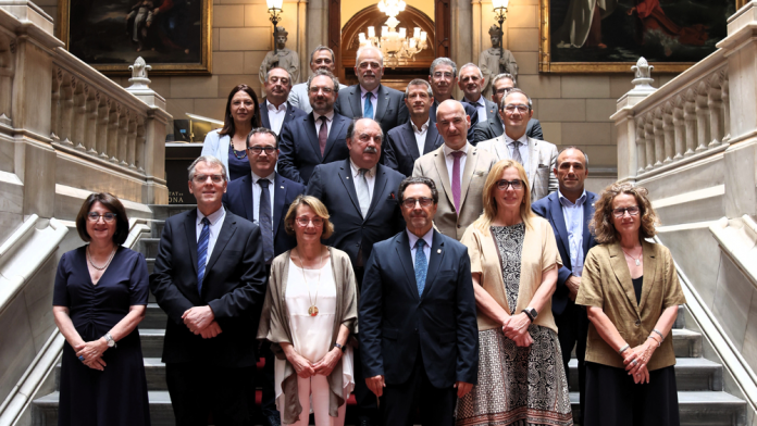 Las universidades reclaman la oficialidad del catalán, el gallego y el euskera en la Unión Europea Reivindican este reconocimiento como clave para la libertad académica y la creación científica dentro del ámbito universitario. Palma. 18 de julio de 2025. Las universidades de la Red Vives, junto con centros universitarios de Navarra, Galicia y Euskadi, han publicado un manifiesto conjunto en el que reclaman el reconocimiento oficial del catalán, el gallego y el euskera como lenguas oficiales de la Unión Europea. El manifiesto, abierto a nuevas adhesiones, defiende que este paso es esencial para garantizar los derechos lingüísticos, fomentar la libertad académica y proteger la creación científica en sus respectivos territorios. Según el documento, estas lenguas propias representan la diversidad cultural de Europa y son utilizadas activamente por más de 13 millones de hablantes, una cifra que supera la media de hablantes de otras lenguas oficiales de la UE. Los rectores y rectoras hacen referencia directa a la petición presentada por el Gobierno de España ante la Comisión Europea y agradecen la iniciativa. Asimismo, apelan al conjunto de representantes políticos del Estado español a actuar con unidad y responsabilidad: “en sintonía con el amplio consenso social del que la cuestión lingüística dispone”. Entre las instituciones firmantes se encuentran universidades de renombre como la Universidad de Santiago de Compostela, la Universidad Pública de Navarra, el Euskal Herriko Unibertsitatea, la Universidad de Deusto, la Mondragon Unibertsitatea, EUNEIZ y todas las que forman parte de la Red Vives, que agrupa centros del dominio lingüístico catalán. Esta iniciativa se suma a una corriente creciente que defiende que la pluralidad lingüística es un valor esencial para la construcción europea y que la oficialidad de estas lenguas no solo es una cuestión de justicia cultural, sino también de cohesión social y desarrollo académico.
