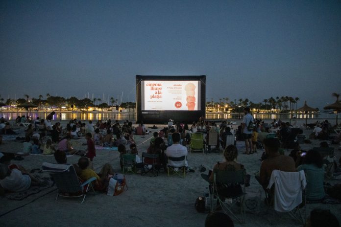 Èxito de Cinema Lliure a Mallorca: “El público se acerca para agradecernos que llevemos el cine a la playa”