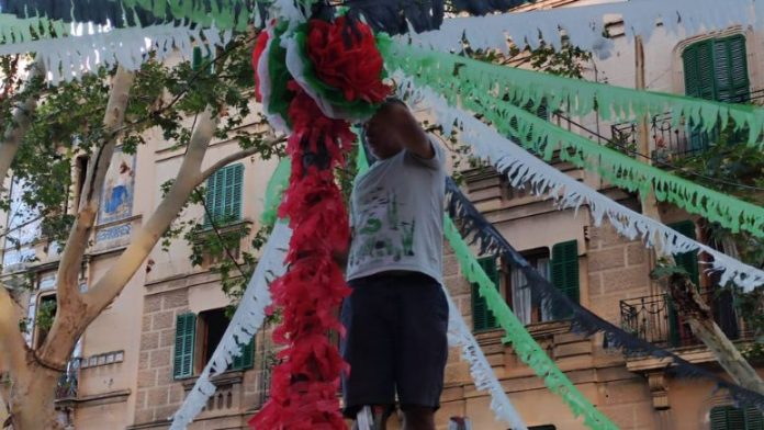 Canamunt se reapropia del barrio con cine al aire libre, olimpiadas vecinales y cenas a la fresca