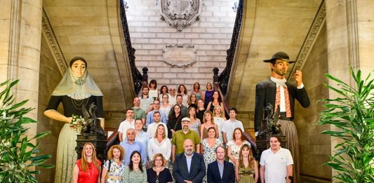 Cort da la bienvenida a 37 nuevos funcionarios en un acto presidido por el alcalde