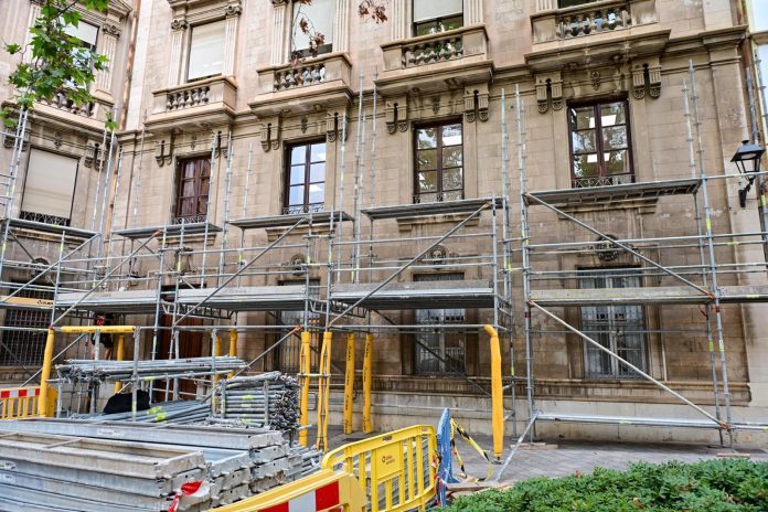 Arrancan las obras de rehabilitación de la fachada y cubierta de la antigua Casa de Socorro, en la plaza de Santa Eulàlia