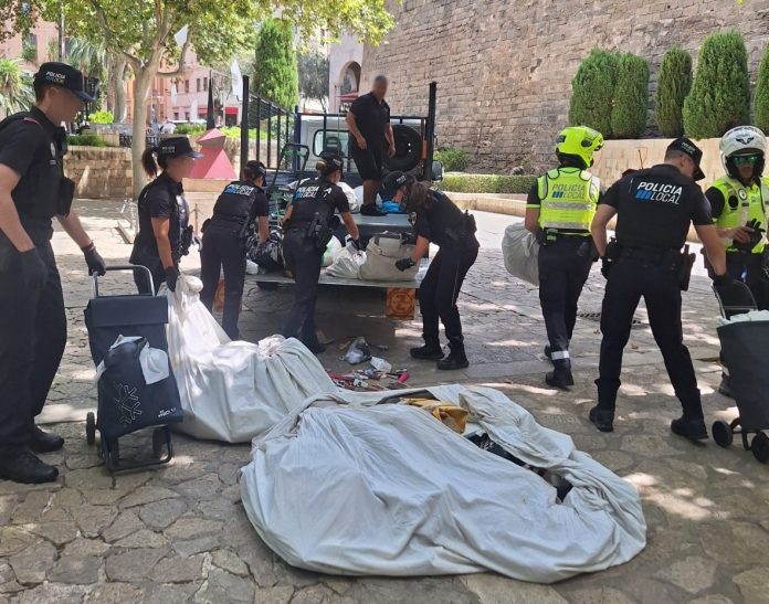 La Policía Local de Palma sanciona a 23 compradores por adquirir productos de la venta ambulante ilegal