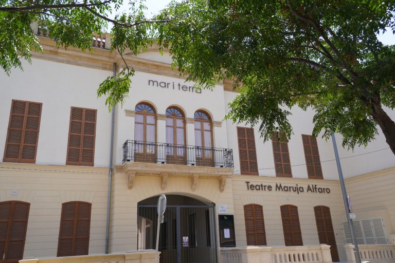 Se renueva la fachada del teatro municipal Maruja Alfaro-Mar i Terra