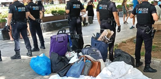La Policía Local de Llucmajor interviene más de 200 artículos falsificados en el mercadillo de s’Arenal
