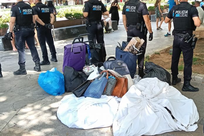 La Policía Local de Llucmajor interviene más de 200 artículos falsificados en el mercadillo de s’Arenal