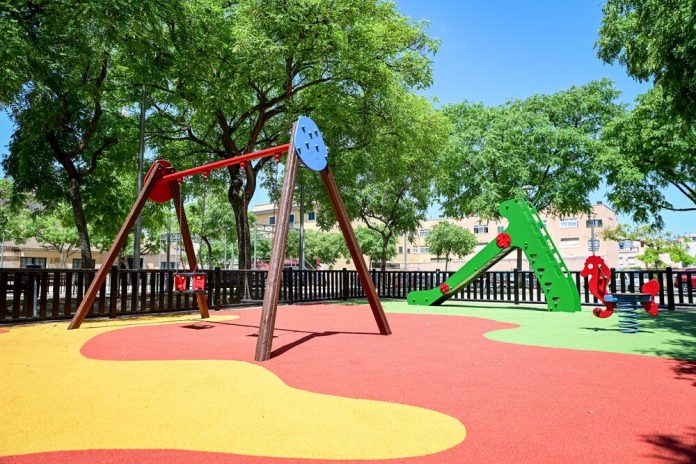 Renovado el pavimento del parque infantil de la plaza Prevere Bartomeu Font en Son Ferriol