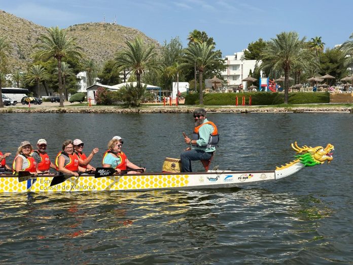 Medio centenar de mayores se estrenan con el bote dragón en Alcúdia gracias al programa «Viu en gran!»